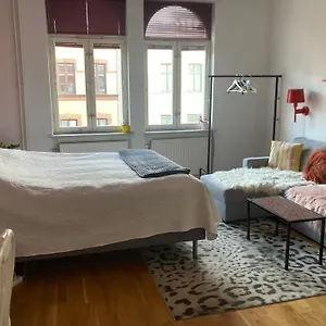Med Eget Badrum Och Stort, Delat Koek,centralt I A In An Apartment, Own Bathroom And Kitchen Shared With A Family Malmo